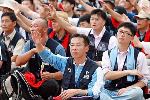 지난 4일 오후 한국전력 산하 중부·남동·동서·남부·서부발전 등 5개 발전회사로 구성된 발전산업노조 조합원들이 발전 5사 통합과 사회공공성 강화 등을 요구하며 파업 농성을 벌이고 있다.
 